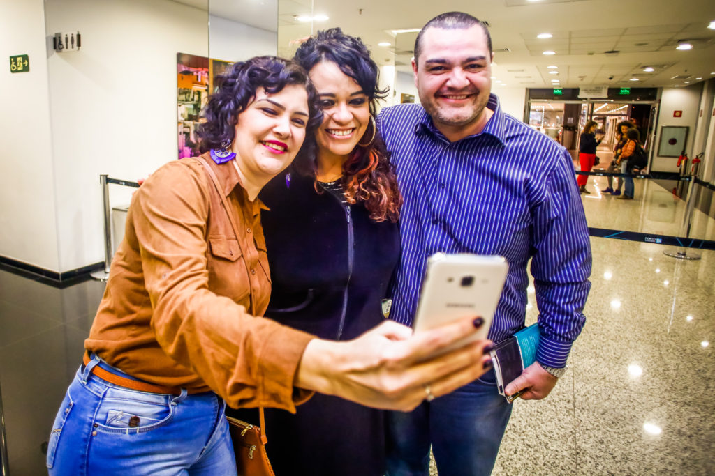 Foram muitas selfies na noite - Foto: Edson Lopes Jr. 