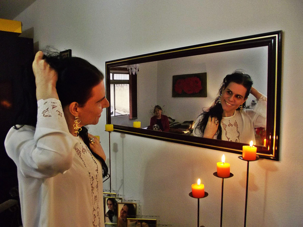 Andréa Luize Zanelato se olha no espelho: vaidade de mulher - Foto: Miguel Arcanjo Prado