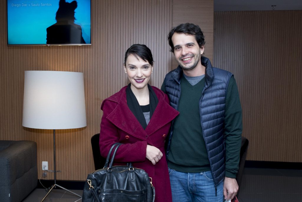 Cynthia Falabella, irmã de Débora, e Gabriel Fontes Paiva, produtor teatral - Foto: Patricia Ribeiro