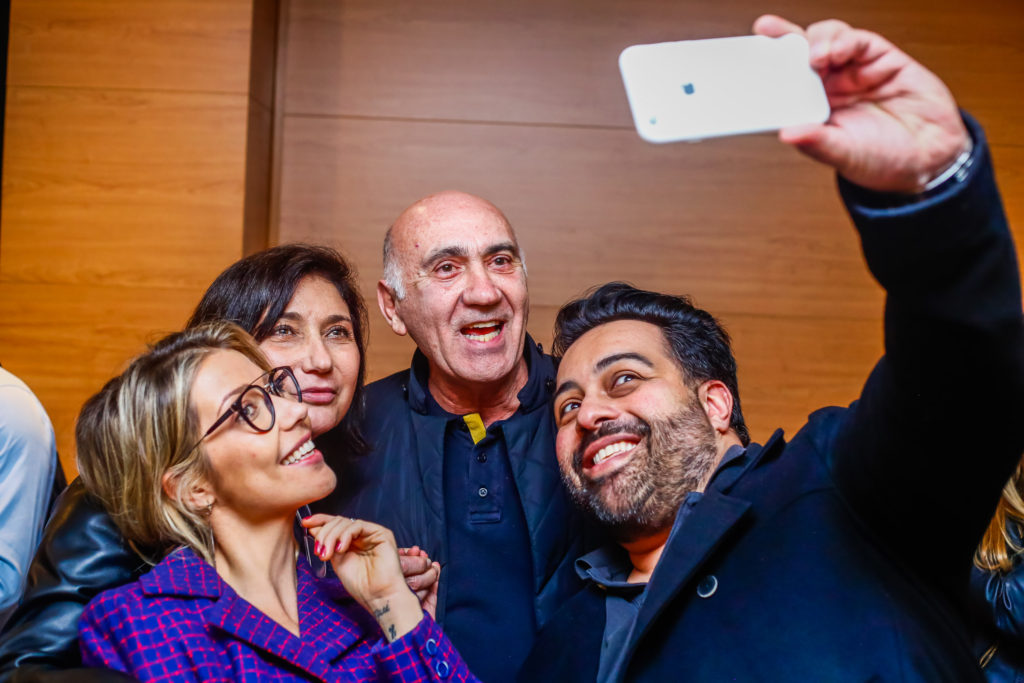 Marco Griesi tira uma selfie com a família Possi: Luiza Possi, Zizi Possi e José Possi Neto - Foto: Edson Lopes Jr.