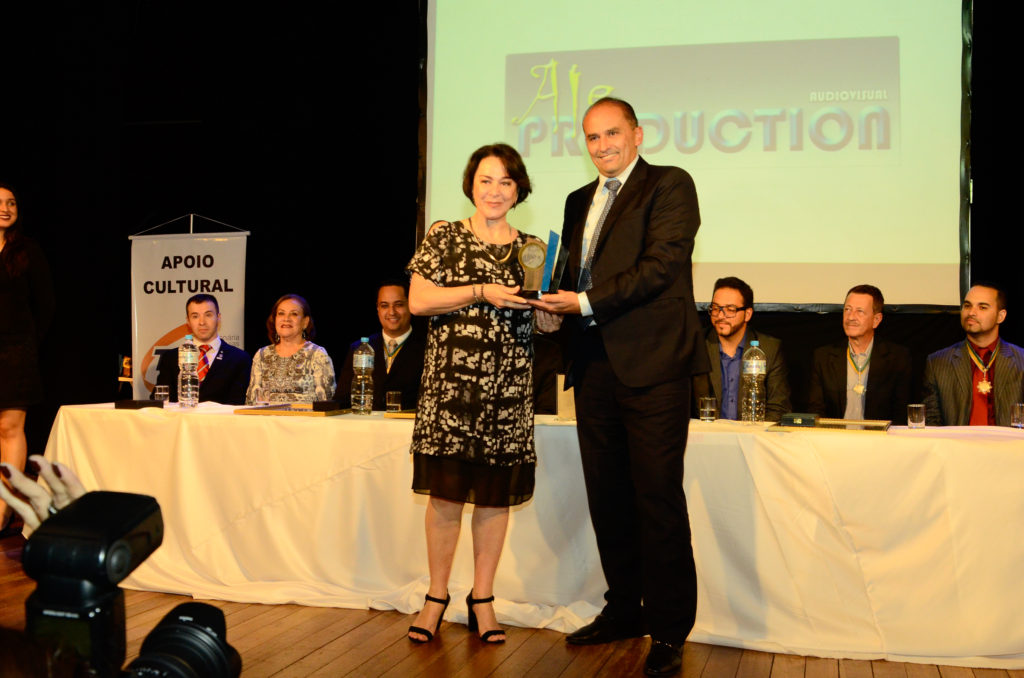 Nívea Maria recebe o troféu das mãos do diretor da Vilela Viana Advocacia - Foto: Divulgação 