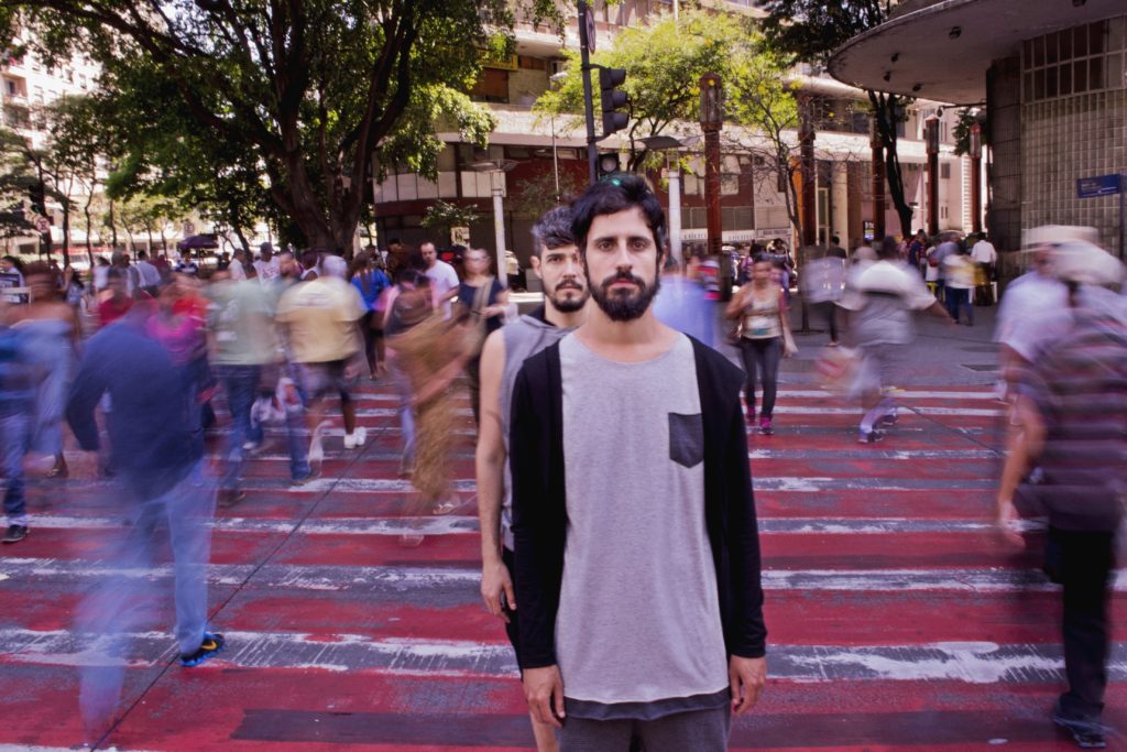 Marcos Coletta e Assis Benevenuto posam na Praça 7, em BH - Foto: José Jr./Divulgação