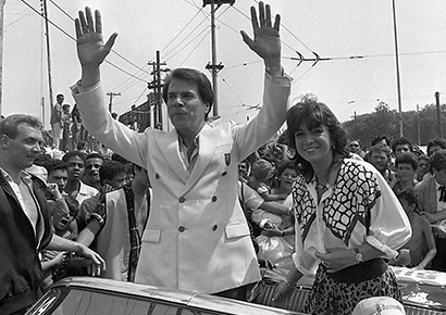 Silvio Santos e Íris Abravanel na Parada SBT dos anos 1980 - Foto: Divulgação