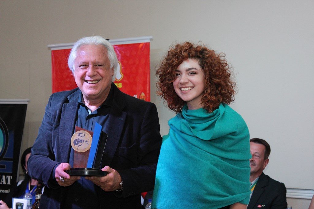 Antonio Fagundes recebe Troféu Nelson Rodrigues da Ancec das mãos da atriz Stella Portieri - Foto: Divulgação