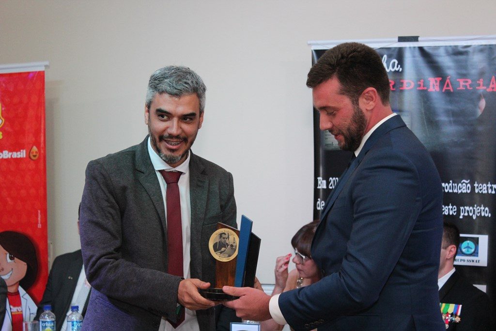 O fotógrafo do teatro Bob Sousa recebe o Troféu Nelson Rorigues