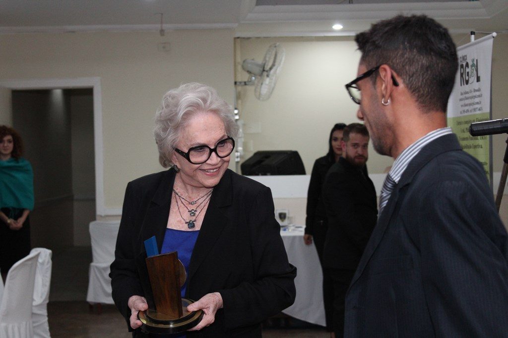 Nathalia Timberg recebe o Troféu Nelson Rorigues de Josias de Souza