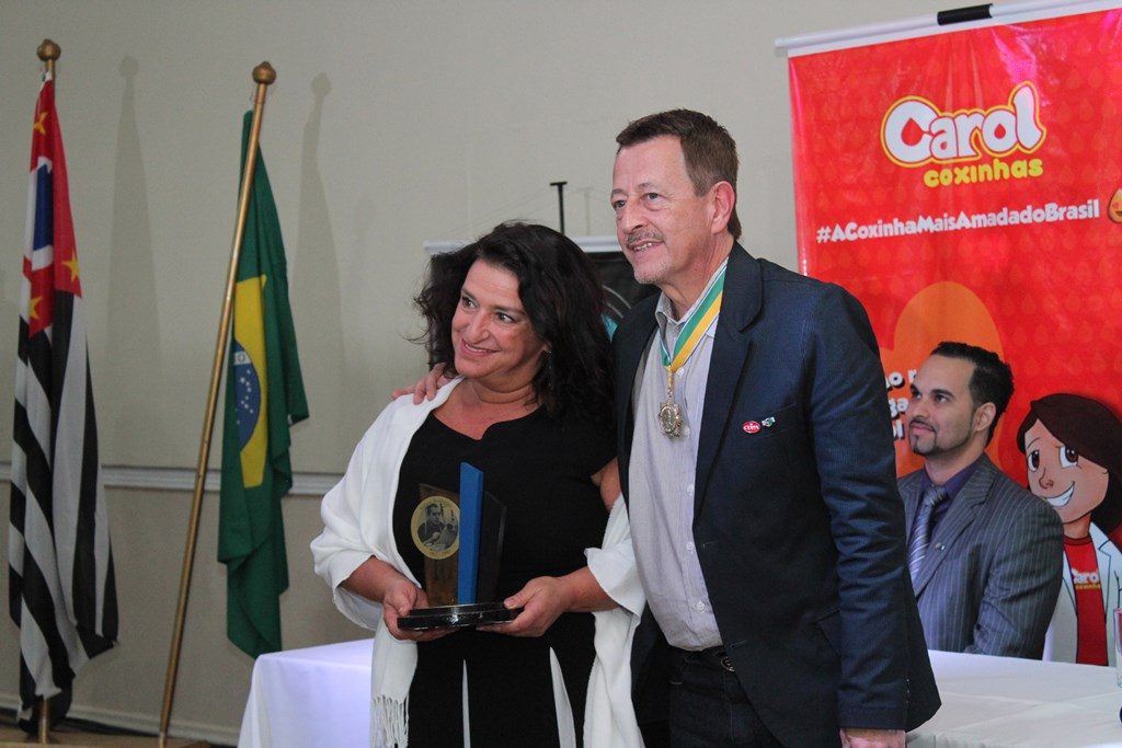 A atriz Grace Gianoukas recebe o Troféu Nelson Rorigues