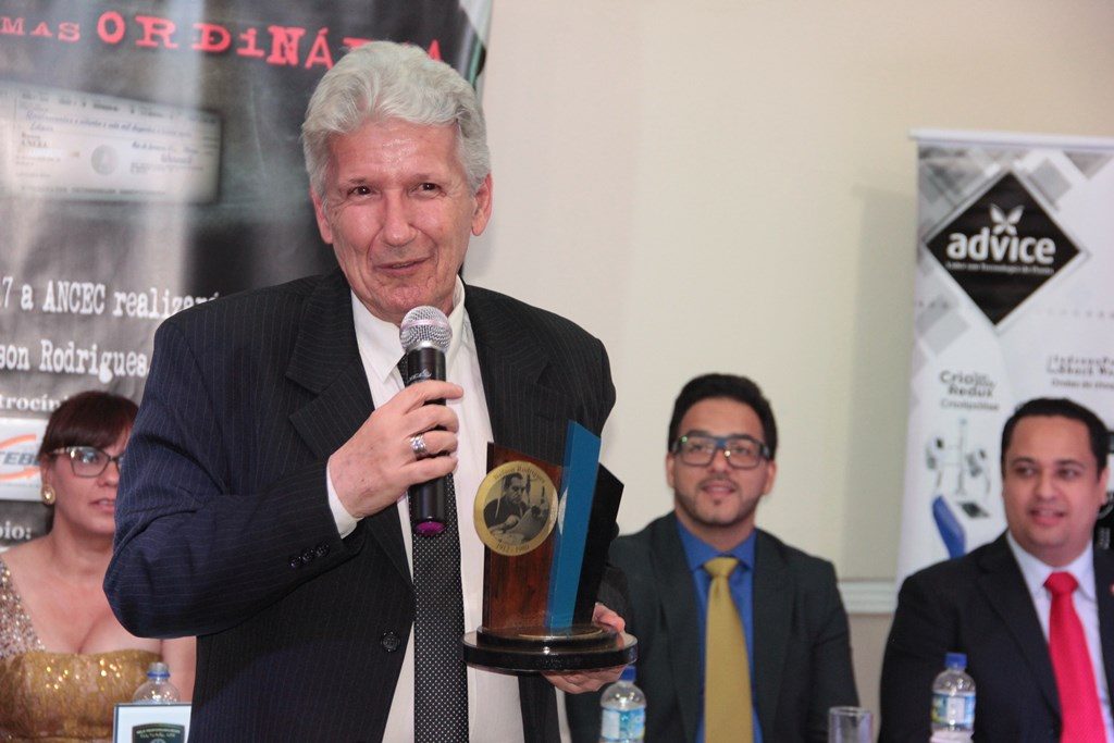 O presidente da APCA, José Henrique Fabre Rolim agradece seu Troféu Nelson Rodrigues