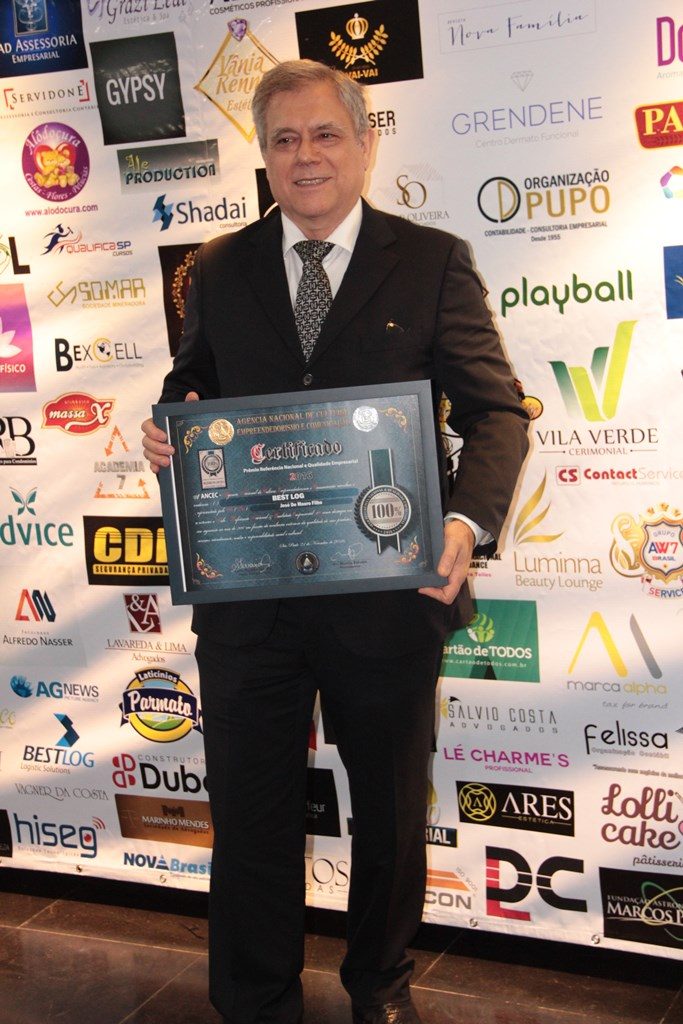 José de Mauro Filho celebra o prêmio da Best Log