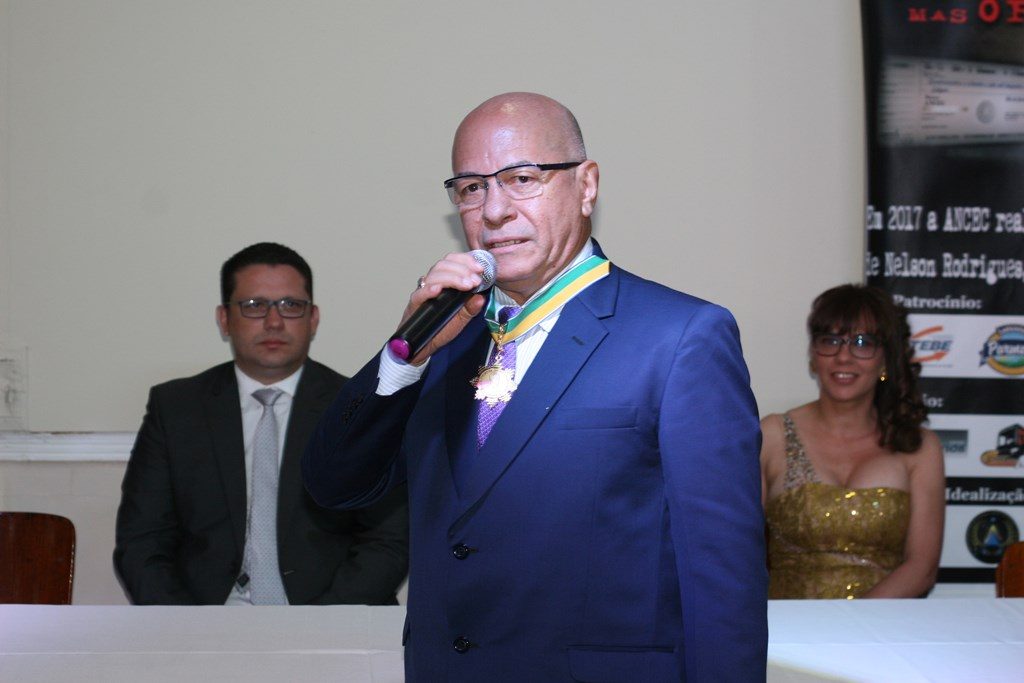 Prof. Alcides Ribeiro Pinto recebe a Medalha JK