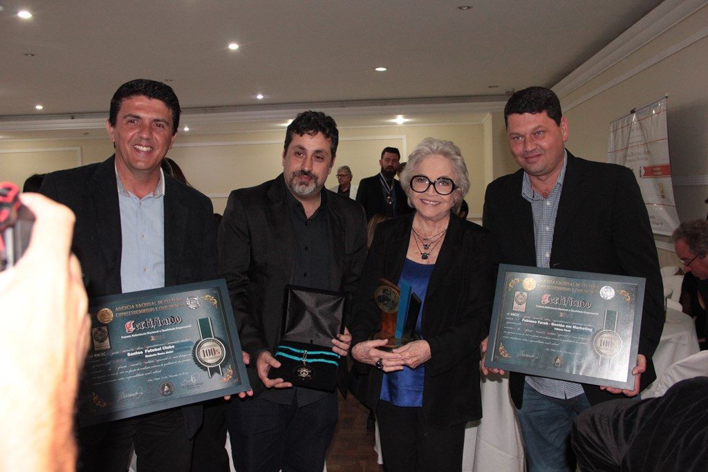 Equipe do Santos Futebol Clube com a atriz Nathalia Timberg