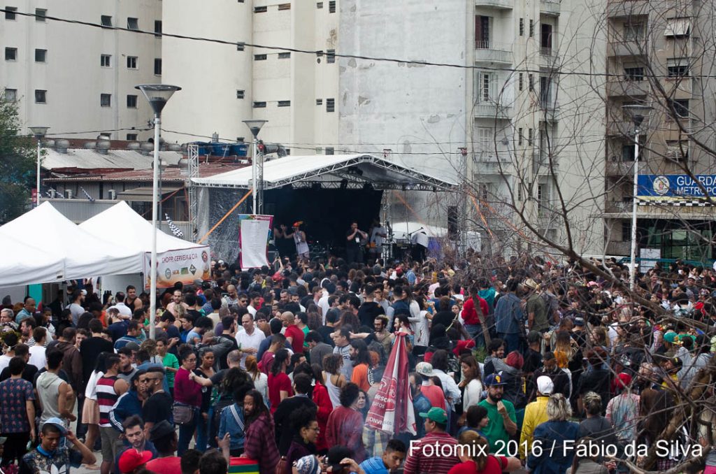 O bloco Domingo Ela Não Vai fez o esquenta da Satyrianas 2016 com muito axé - Foto: Fábio da Silva/Coletivo Fotomix