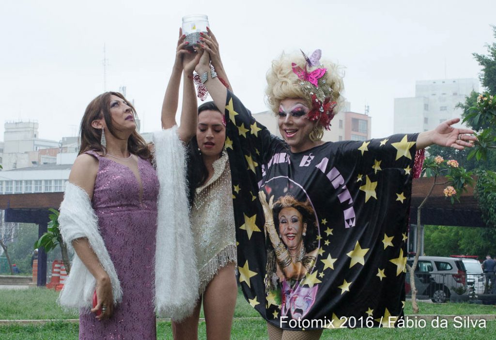 Renata Peron, Leona Jhovs e Tchaka lançam cinzas de Phedra D. Córdoba na praça Roosevelt - Foto: Fábio da Silva/Coletivo Fotomix