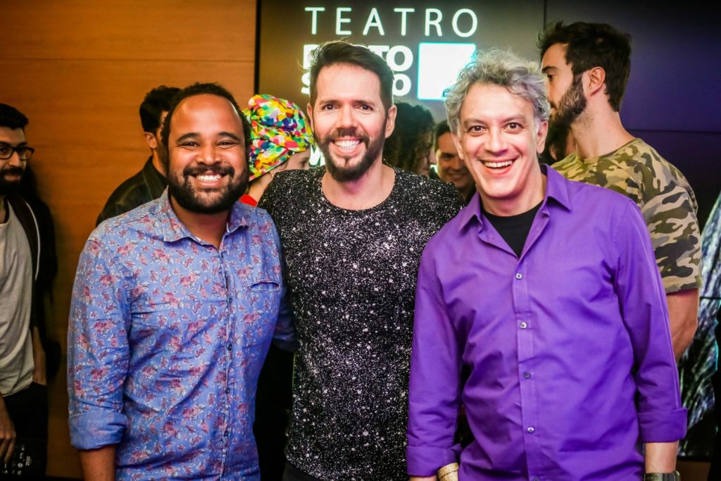 O jornalista e crítico teatral Miguel Arcanjo Prado com os atores Beto Mettig e Wilson de Santos - Foto: Edson Lopes Jr.