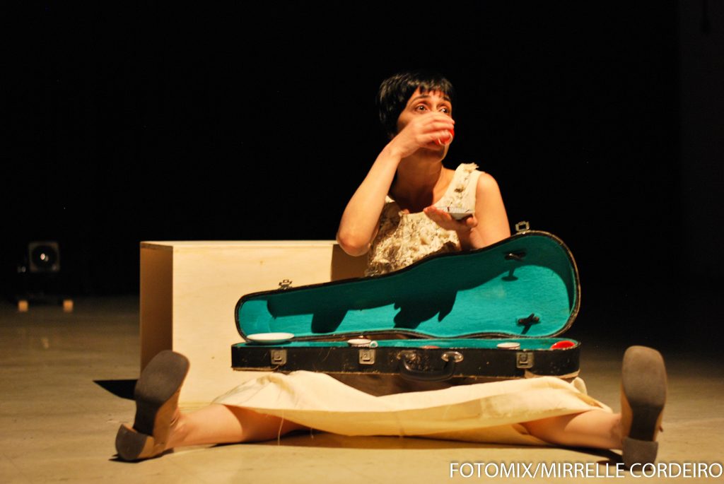 A atriz Majeca Angelucc em cena de "Coleção de Abismos", de Drika Néry com direção de Rafael Bicudo - Foto: Mirelle Cordeiro/Coletivo Fotomix 