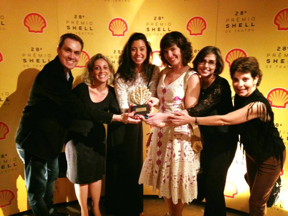 Liliane Rebelo (ao centro, de vestido branco e rosa) com a equipe vitoriosa no último Prêmio Shell - Foto: Divulgação