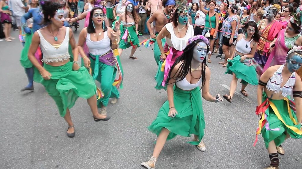 Bloco Pena de Pavão de Krishna faz desfile espiritual em comunidade mineira