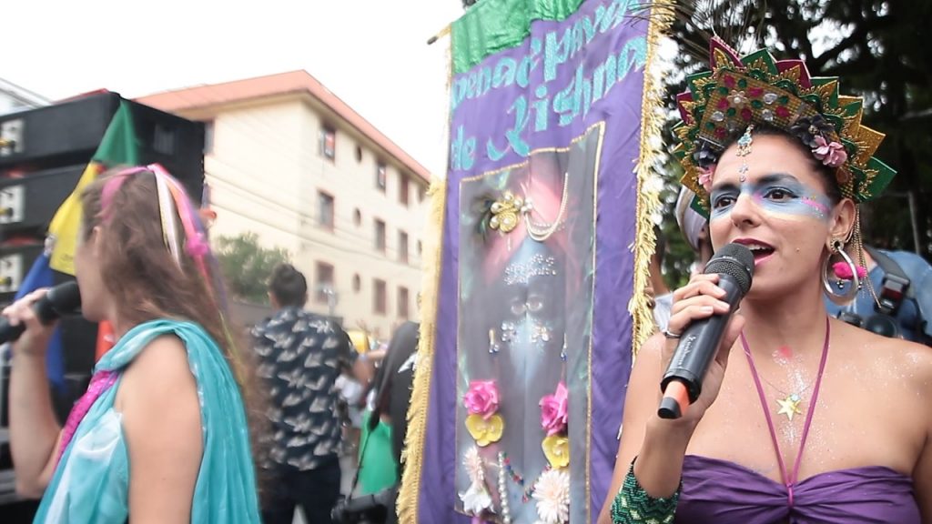 Bloco Pena de Pavão de Krishna faz desfile espiritual em comunidade mineira