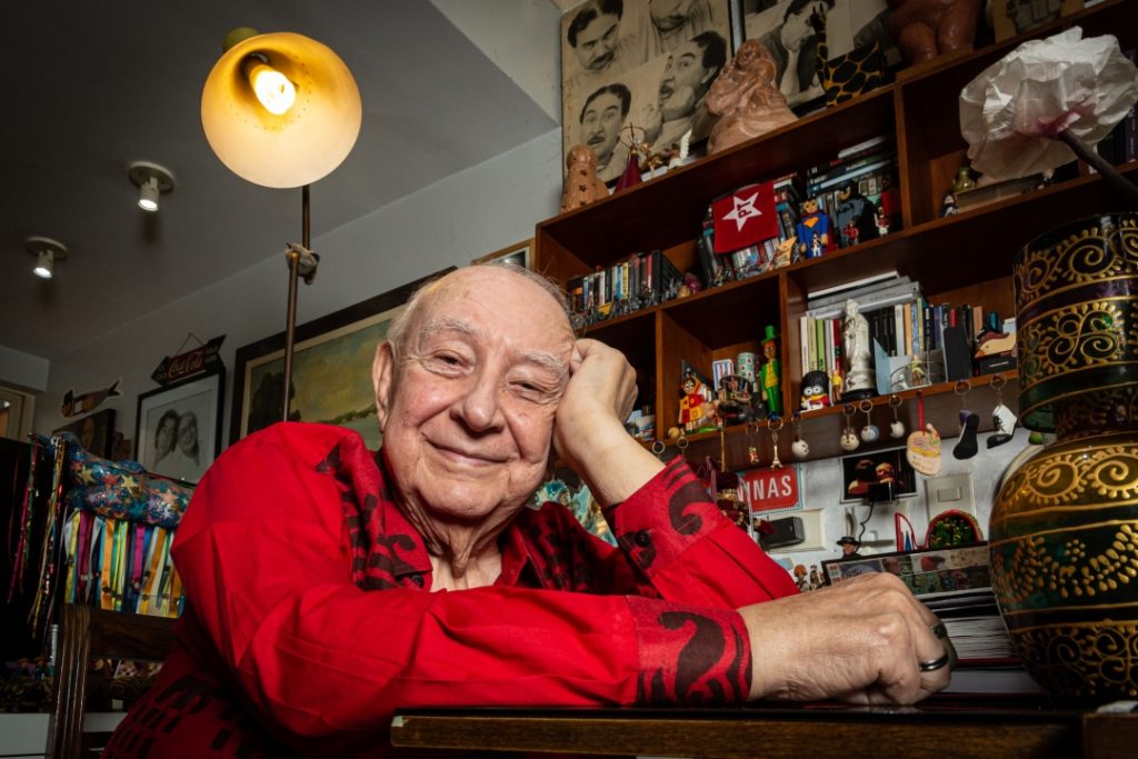 Sérgio Mamberti no escritório de sua casa na rua dos Ingleses, no Bairro da Bela Vista, em São Paulo - Foto: Matheus José Maria/Divulgação - Blog do Arcanjo 2021