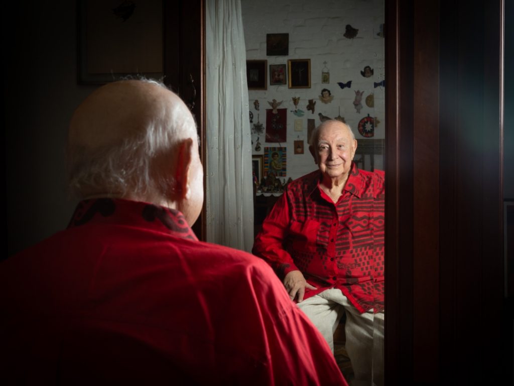 Sérgio Mamberti diante do espelho: 82 anos de vida - Foto: Matheus José Maria/Divulgação - Blog do Arcanjo 2021