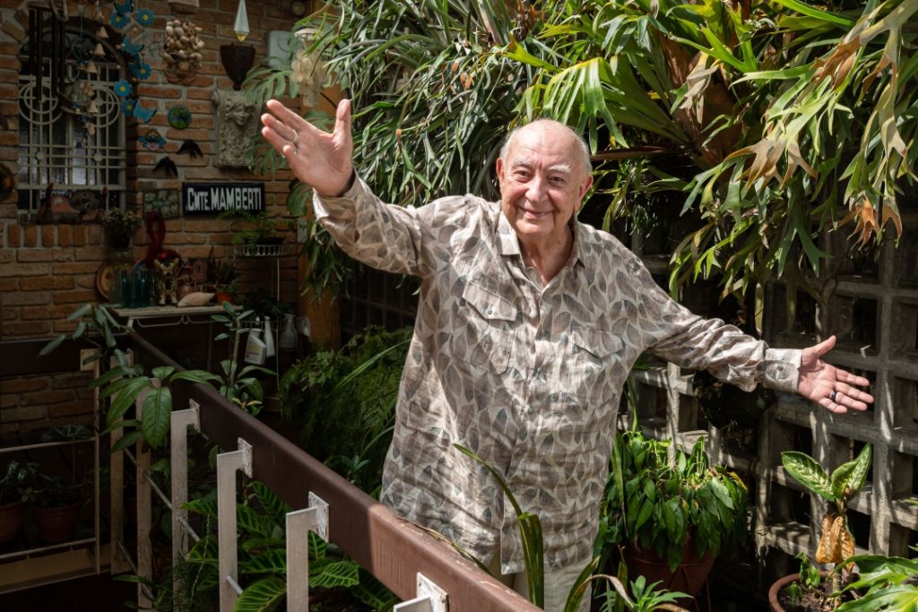 Sérgio Mamberti no jardim de sua casa na rua dos Ingleses, no bairro da Bela Vista, em São Paulo: 82 anos de vida e dedicação às artes - Foto: Matheus José Maria/Divulgação - Blog do Arcanjo 2021