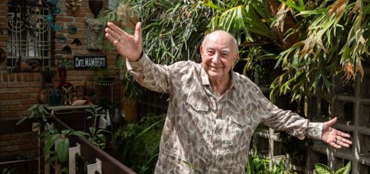 Sérgio Mamberti no jardim de sua casa na rua dos Ingleses, no bairro da Bela Vista, em São Paulo: 82 anos de vida e dedicação às artes - Foto: Matheus José Maria/Divulgação - Blog do Arcanjo 2021
