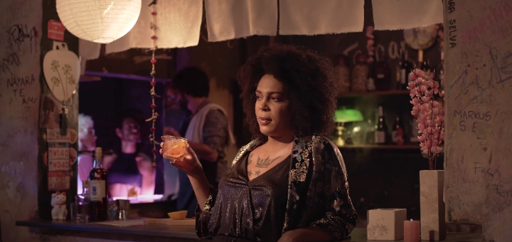 A atriz Juhlia Santos no clipe Tudo no Menu, do cantor Matheus Brant, feito com artistas LGBTQIA+ - Foto: Divulgação - Blog do Arcanjo