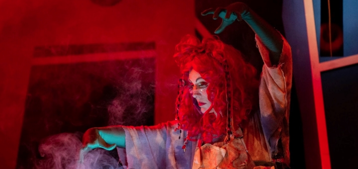 Carol Hubner é a bruxa Zazou no Teatro Alfa - Foto: Sabrina Almeida/Divulgação - Blog do Arcanjo 2021