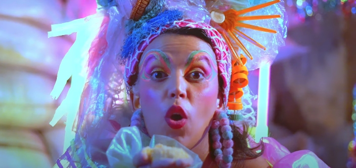 Cantora Anná no clipe Tico-Tico no Fubá