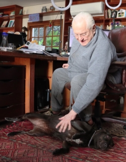 Boris Casoy em casa com seu cachorro: aos 80 anos, jornalista começou a cursar medicina veterinária - Foto: Divulgação - Blog do Arcanjo