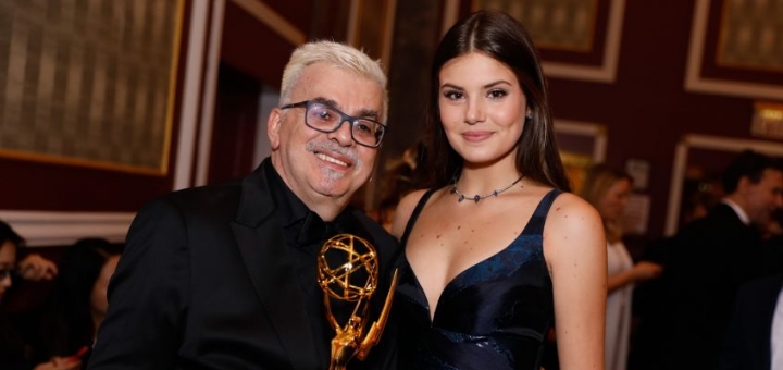 Walcyr Carrasco e Camila Queiroz com o Emmy que Verdades Secretas ganhou de Melhor Novela nos EUA - Foto: Divulgação/Globo - Blog do Arcanjo