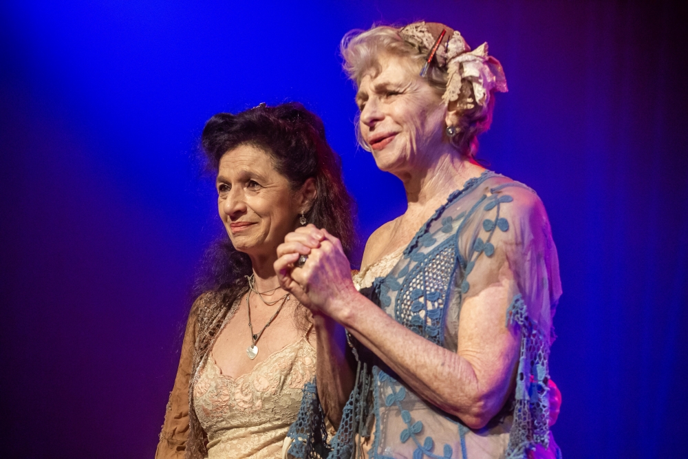 Tuna Dwek e Lilian Blanc se emocionam na estreia da peça Amanhã Eu Vou no Teatro Vivo em Casa - Foto: Edson Lopes Jr. - Blog do Arcanjo
