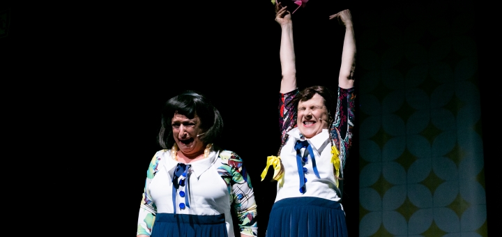 Grace Gianoukas e Agnes Zuliani em O L Perdido: comédia diverte o público no Teatro Folha aos domingos, 19h - Foto: Annelize Tozetto/Divulgação - Blog do Arcanjo
