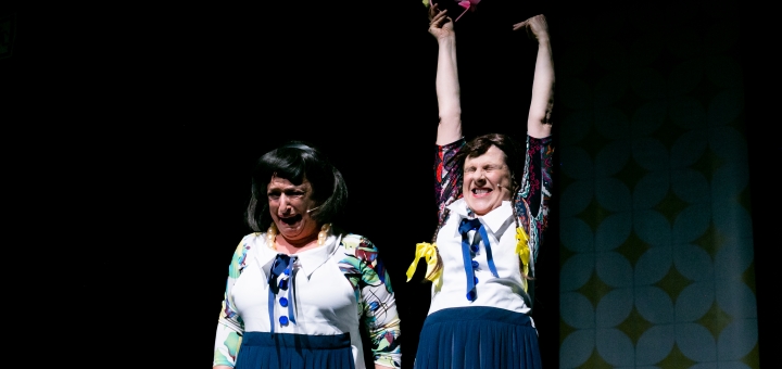 Grace Gianoukas e Agnes Zuliani em O L Perdido: comédia diverte o público no Teatro Folha aos domingos, 19h - Foto: Annelize Tozetto/Divulgação - Blog do Arcanjo