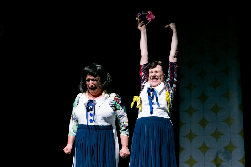 Grace Gianoukas e Agnes Zuliani em O L Perdido: comédia diverte o público no Teatro Folha aos domingos, 19h - Foto: Annelize Tozetto/Divulgação - Blog do Arcanjo