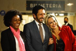 A secretária de Cultura Aline Torres, o prefeito de São Paulo Ricardo Nunes e a primeira dama Regina Nunes no tapete vermelho do 8º Prêmio Bibi Ferreira - Foto: Bruno Poletti - Blog do Arcanjo