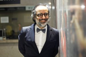 O produtor, ator e gestor cultural André Acioli no tapete vermelho do 8º Prêmio Bibi Ferreira - Foto: Bruno Poletti - Blog do Arcanjo