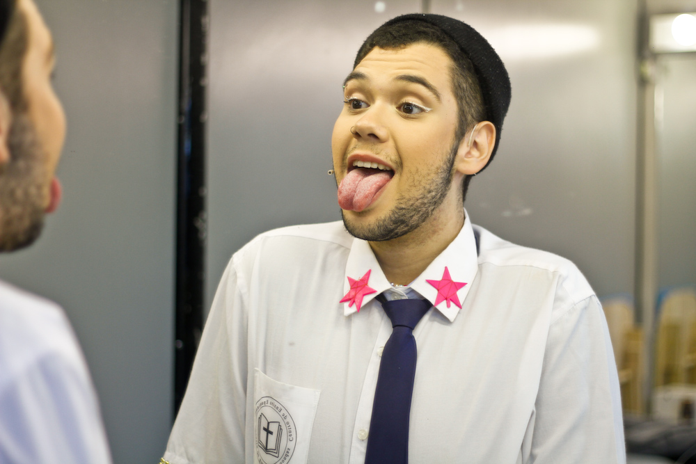 O ator Guilherme Albuquerque no camarim de Bullying, O Musical, de Allan Oliver - Foto: Bruno Poletti - Blog do Arcanjo