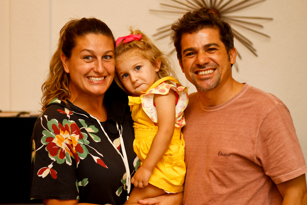 Aline Matos e Sidney Costa levaram a pequena Aline para assistir ao espetáculo Chapeuzinho Vermelho do Grupo Gattu no Teatro do Sol - Foto: Bruno Poletti - Blog do Arcanjo