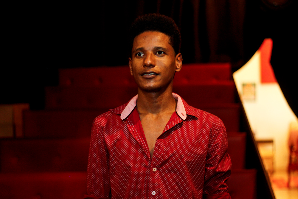 O ator Jailton Nunes nos bastidores de Chapeuzinho Vermelho do Grupo Gattu no Teatro do Sol - Foto: Bruno Poletti - Blog do Arcanjo