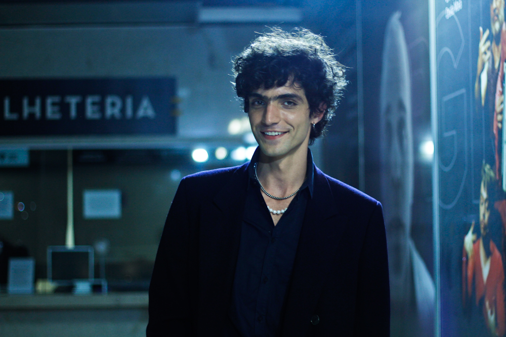 O ator Fabrício Santana no tapete vermelho do 8º Prêmio Bibi Ferreira - Foto: Bruno Poletti - Blog do Arcanjo