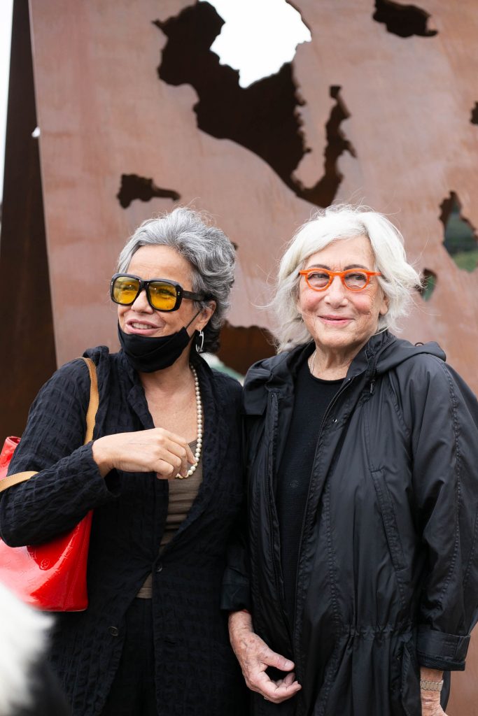 Maria Bonomi e sua mulher Lena Peres na inauguração de sua obra Réquiem para os Tombados no Memorial da América Latina - Foto: Rafa Marques/Adaap - Blog do Arcanjo