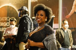 A atriz Letícia Soares no tapete vermelho do 8º Prêmio Bibi Ferreira - Foto: Bruno Poletti - Blog do Arcanjo