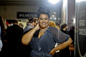 A atriz Lilian Valeska no tapete vermelho do 8º Prêmio Bibi Ferreira - Foto: Bruno Poletti - Blog do Arcanjo