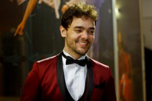 O ator e dramaturgo Luccas Papp no tapete vermelho do 8º Prêmio Bibi Ferreira - Foto: Bruno Poletti - Blog do Arcanjo