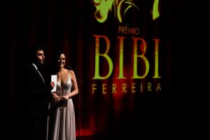 Os atores Beto Sargentelli e Giulia Nadruz se destacaram na apresentação do 8º Prêmio Bibi Ferreira - Foto: Bruno Poletti - Blog do Arcanjo