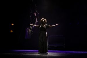 Letícia Soares faz número de A Cor Púrura, que lhe rendeu o troféu de Melhor Atriz de Musicais no 8º Prêmio Bibi Ferreira - Foto: Bruno Poletti - Blog do Arcanjo