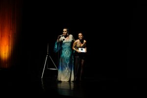 As atrizes Gottsha e Fabi Bang se destacaram como apresentadoras do 8º Prêmio Bibi Ferreira - Foto: Bruno Poletti - Blog do Arcanjo