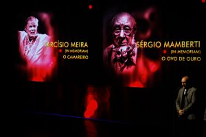 Duda Mamberti recebe troféu em nome de seu pai, Sergio Mamberti, no 8º Prêmio Bibi Ferreira - Foto: Bruno Poletti - Blog do Arcanjo