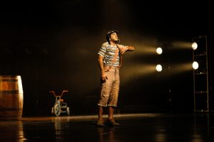 Mateus Ribeiro faz número de Chaves - Um Tributo Musical, que levou 5 troféus, incluindo Melhor Ator de Musicais no 8º Prêmio Bibi Ferreira - Foto: Bruno Poletti - Blog do Arcanjo